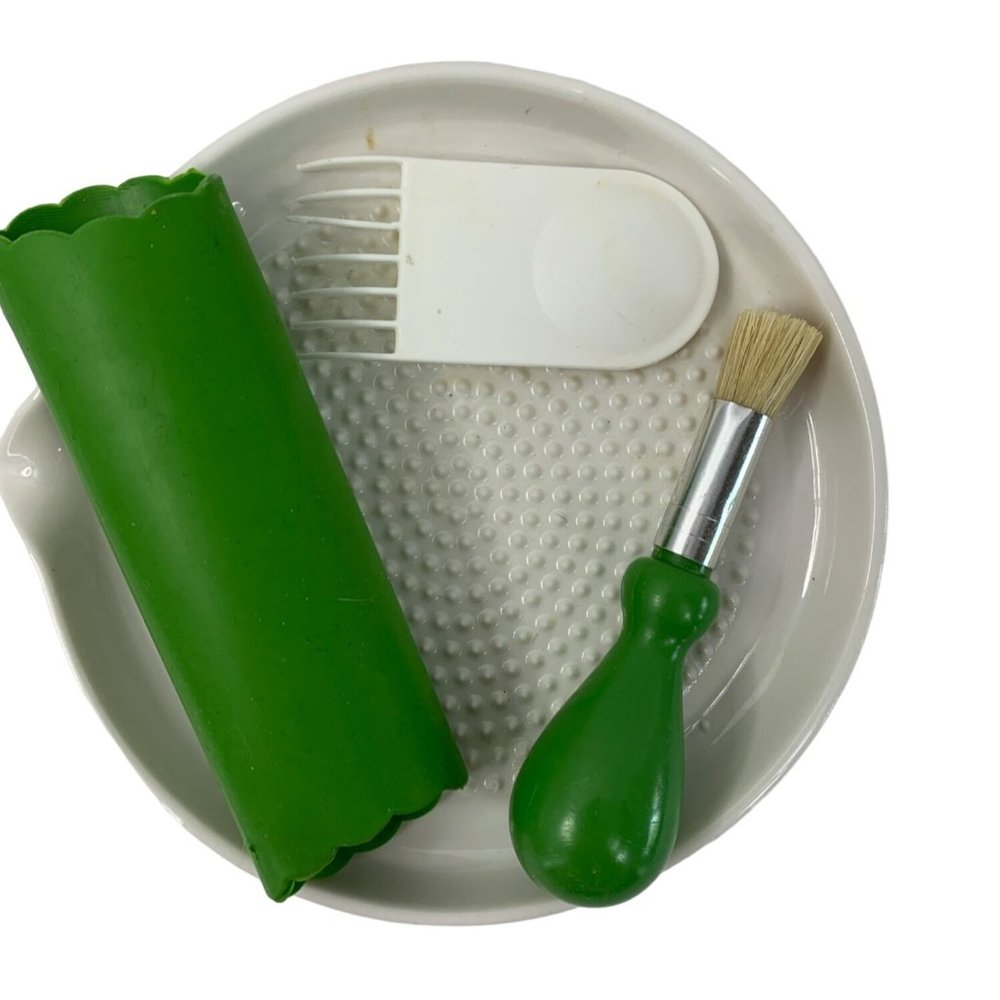 Bon Cera Stone Ware Garlic Tumeric Grater Zester Plate Brush Peeler 6585 EUC
